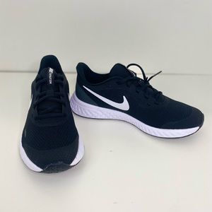 Women Nike Revolution 5, Size 8